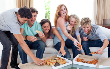 Fototapeta na wymiar Przyjaciele jedzenie pizzy w domu