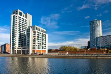Fototapeta na wymiar Nowoczesne apartamenty i centrum biznesu w Liverpoolu