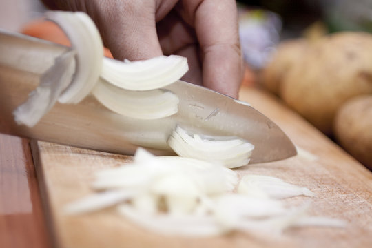 Zwiebeln werden auf Brettchen geschnitten