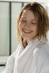 Frau, Portrait, laechelnd im Bademantel, Wellness,