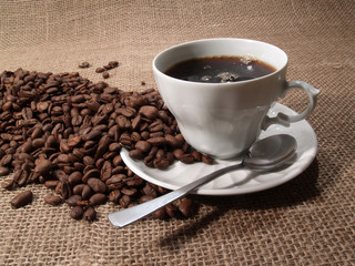 Kaffeetasse mit Kaffeebohnen