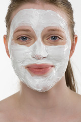 Frau mit weisser Gesichtsmaske vor weiss