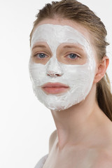 Frau mit weisser Gesichtsmaske vor weiss