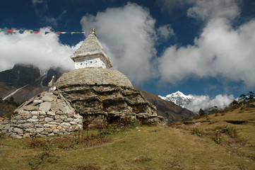 Chorte in den Bergen des Himalaja, Nepal