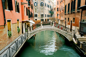 Fototapeta na wymiar Kolorowy most na kanale w Wenecji, Włochy