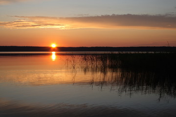 Obraz na płótnie Canvas sunset on the lake.