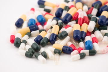 pillole colorate su sfondo bianco