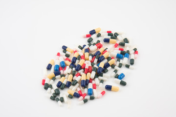 pillole miste colorate su sfondo bianco