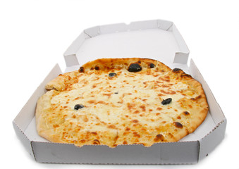 pizza isolée dans sa boite en carton