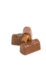 chocolat et intérieur caramel sur fond blanc