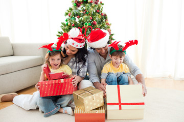 Obraz na płótnie Canvas Family decorating a Christmas tree