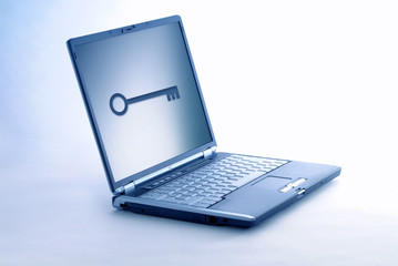 ordinateur portable ouvert et clé