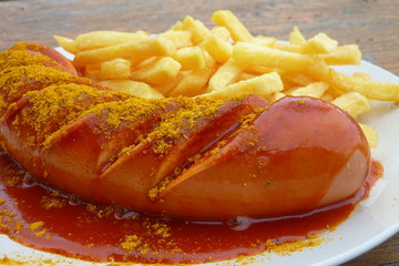 Currywurst mit Pommes