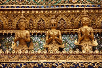 Bangkok temple golden statues