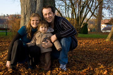 Fototapeta premium Vater, Mutter, Kind im Park