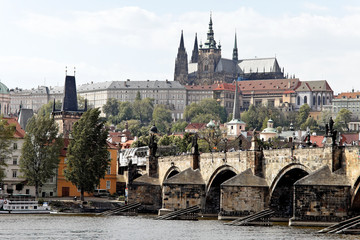 Prag, Karlsbrücke mit Prager Burg und Hradschin