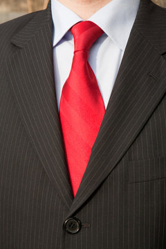 Mann mit Anzug und roter Kravatte