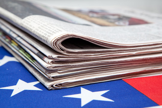 Stapel Zeitungen mit Flagge der USA