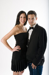 Mann mit Frau in Abendbekleidung