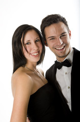 Lustiges paar mit Abendbekleidung