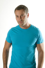 Fototapeta premium Mann mit Türkisen T-Shirt