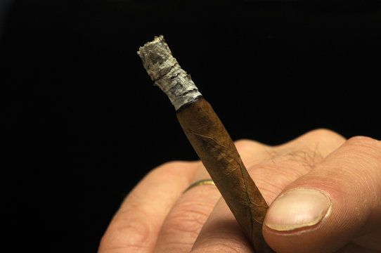 Hand mit Zigarillo
