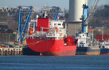 cargo en train de charger dans un port