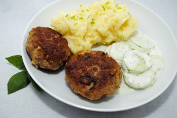 Frikadellen mit Kartoffelbrei und Gurkensalat