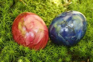 Zwei Ostereier im Moos