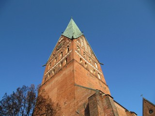 Gotischer Kirchturm vor blauem Himmel