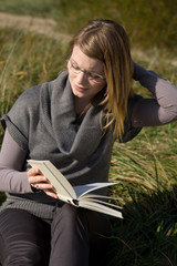 Frau liest Buch am Strand