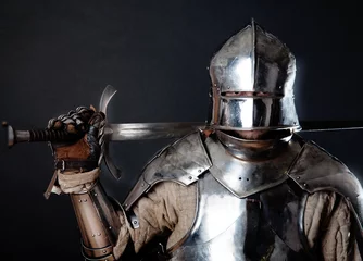 Photo sur Plexiglas Chevaliers Grand chevalier tenant son épée