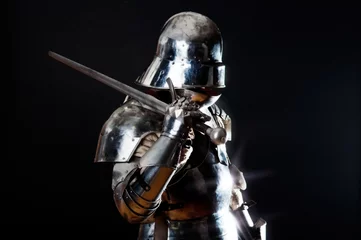 Fototapeten Großer Ritter, der sein Schwert hält © Fxquadro