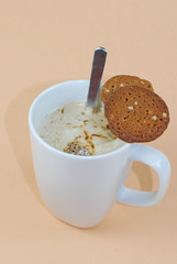 Tasse Kaffee mit Keksen