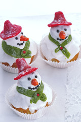 Schneemann aus Muffin, Zuckeerglasur und Marzipan