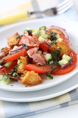 Salat mit Gemüse, Bacon und Brot