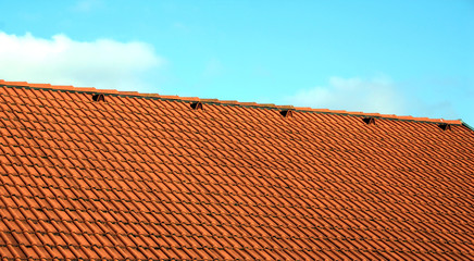 ziegeldach vor blauem himmel