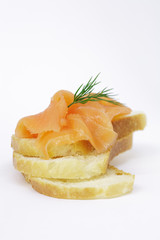 Räucherlachs auf Weißbrotscheiben