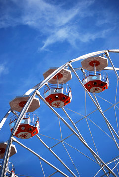 Nacelles rouges grande roue