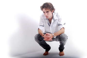 Jeune homme accroupi
