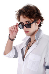 Attitude - Jeune regardant au dessus de ses lunettes