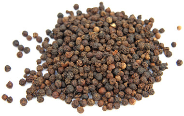 poivre grains fond blanc