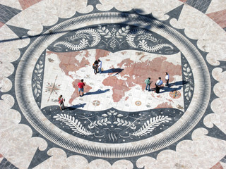 Lissabon, Weltkarte mit Touristen in Belem