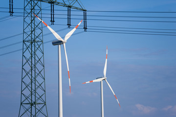 Windräder und Hochspannungsleitung