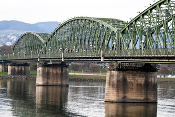 Österreich, Linz, Eisenbahnbrücke über die Donau