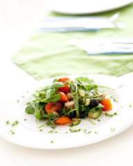 Bunter gemischter Salat auf Teller und Tisch