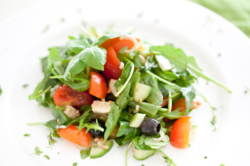 Gemischter Salat auf weißem Teller von oben