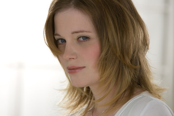 Frau,Portrait Emotionen,freundlich beobachtend