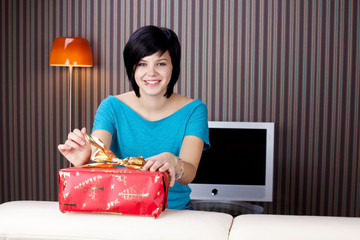 junge Frau mit Geschenk
