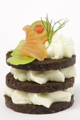 Pumpernickel mit Räucherlachs und Sahnemeerrettich